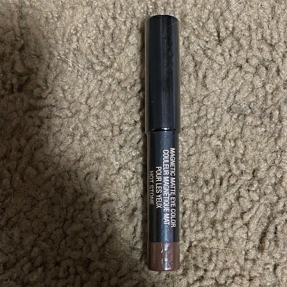 Magnetic Matte Eye Color in Hot Stone